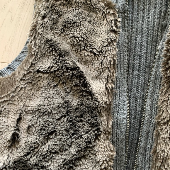 Guess Faux Fur Vest cozy and stylish size medium full zip sweater vest - Picture 5 of 8